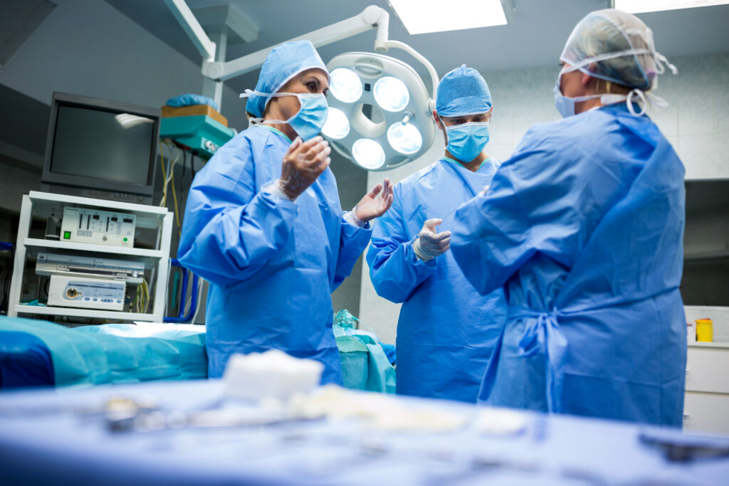 sanitari e chirurghi in sala operatoria